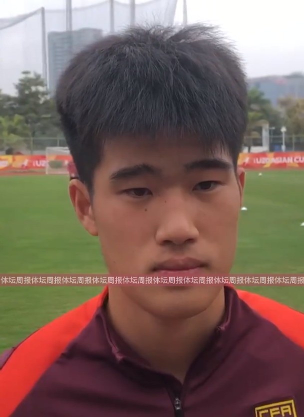  U20國(guó)足球員彭嘯：首戰(zhàn)獲勝樹立很大信心，下半場(chǎng)沒發(fā)揮出水平