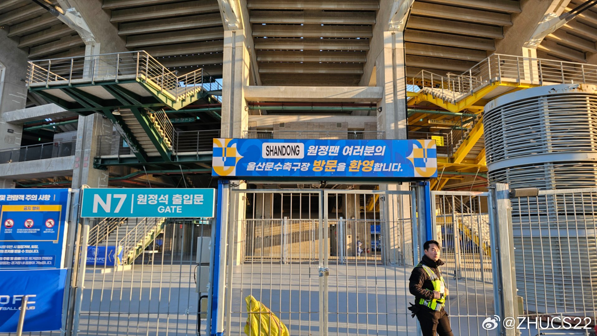  博主：蔚山現(xiàn)場(chǎng)工作人員、轉(zhuǎn)播車、安保在準(zhǔn)備撤場(chǎng)，場(chǎng)外一片安靜