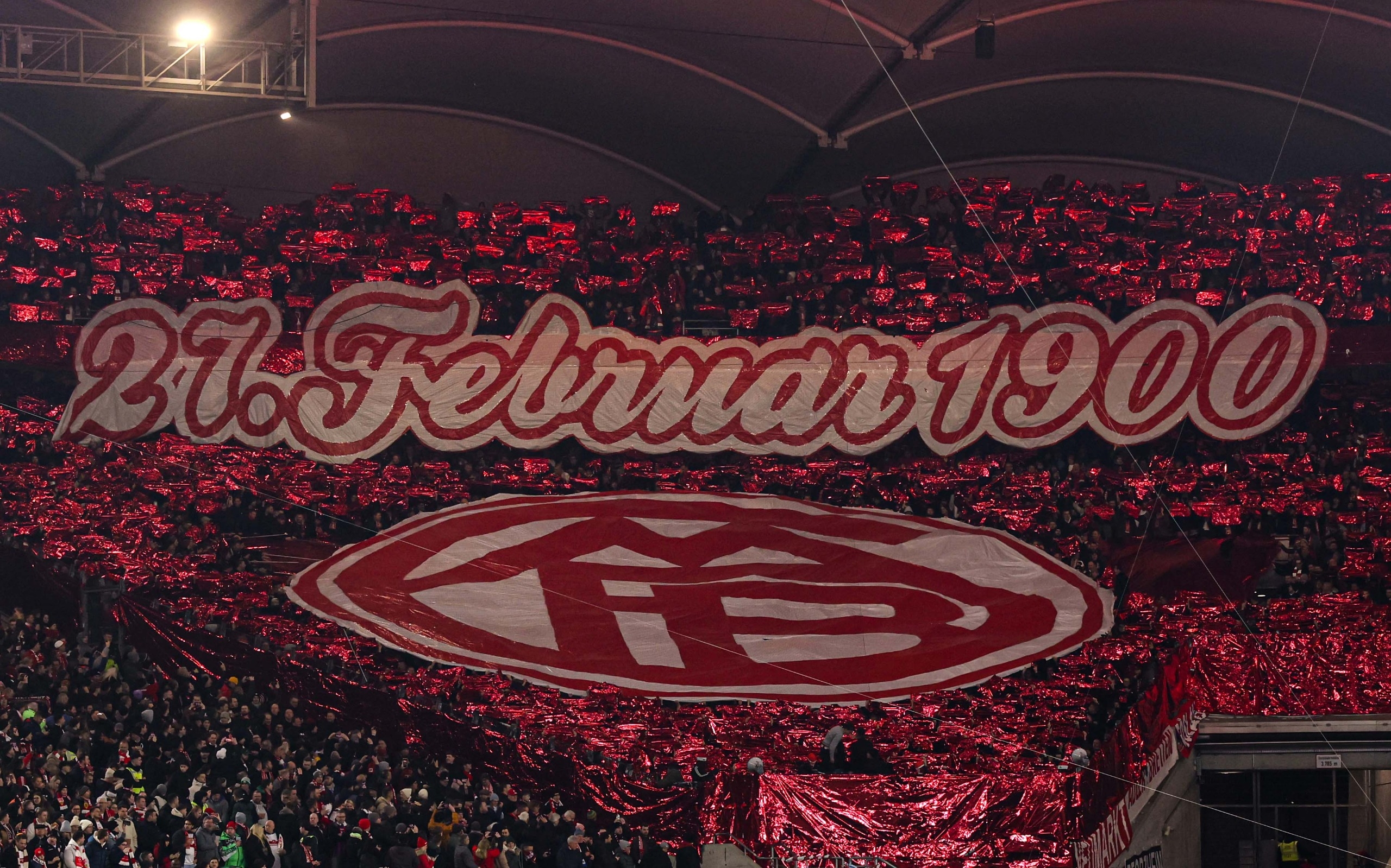  拜仁球迷在看臺展示TIFO，慶祝俱樂部成立125周年