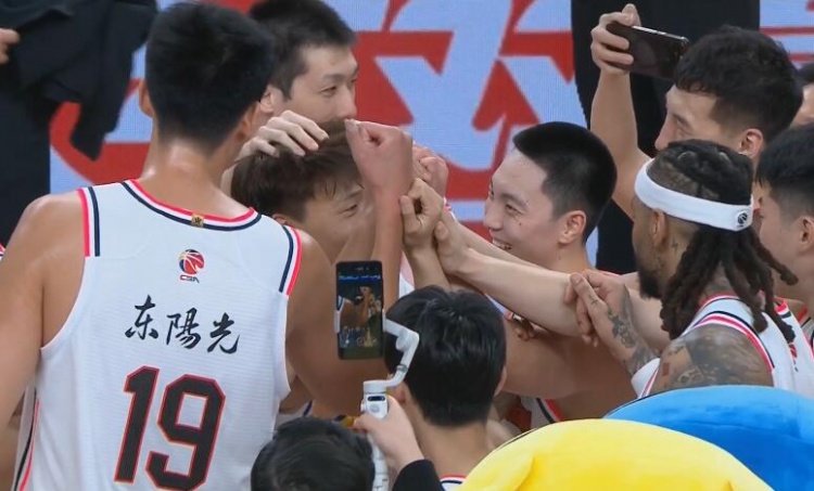  淚目！賽后廣東隊(duì)將趙睿圍在中間碰拳