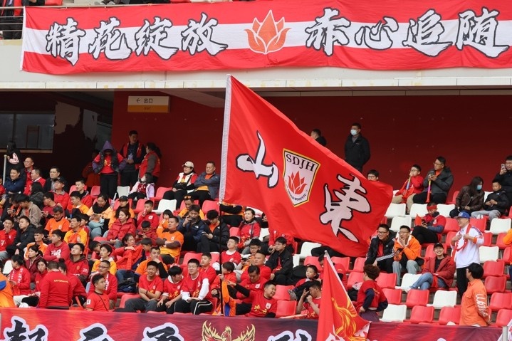 主場(chǎng)上萬(wàn)名球迷的吶喊助威，給山東體彩女足征戰(zhàn)女超增添了能量與動(dòng)力