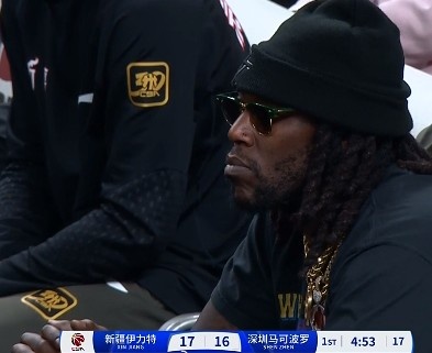  哦呦？你來了！新疆新外援哈雷爾場邊觀戰(zhàn)新疆主場vs深圳的比賽