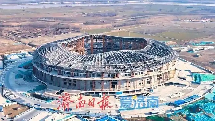  魯媒：戴上1.6萬噸“鋼鐵巨冠”，黃河體育中心球場完成屋蓋施工