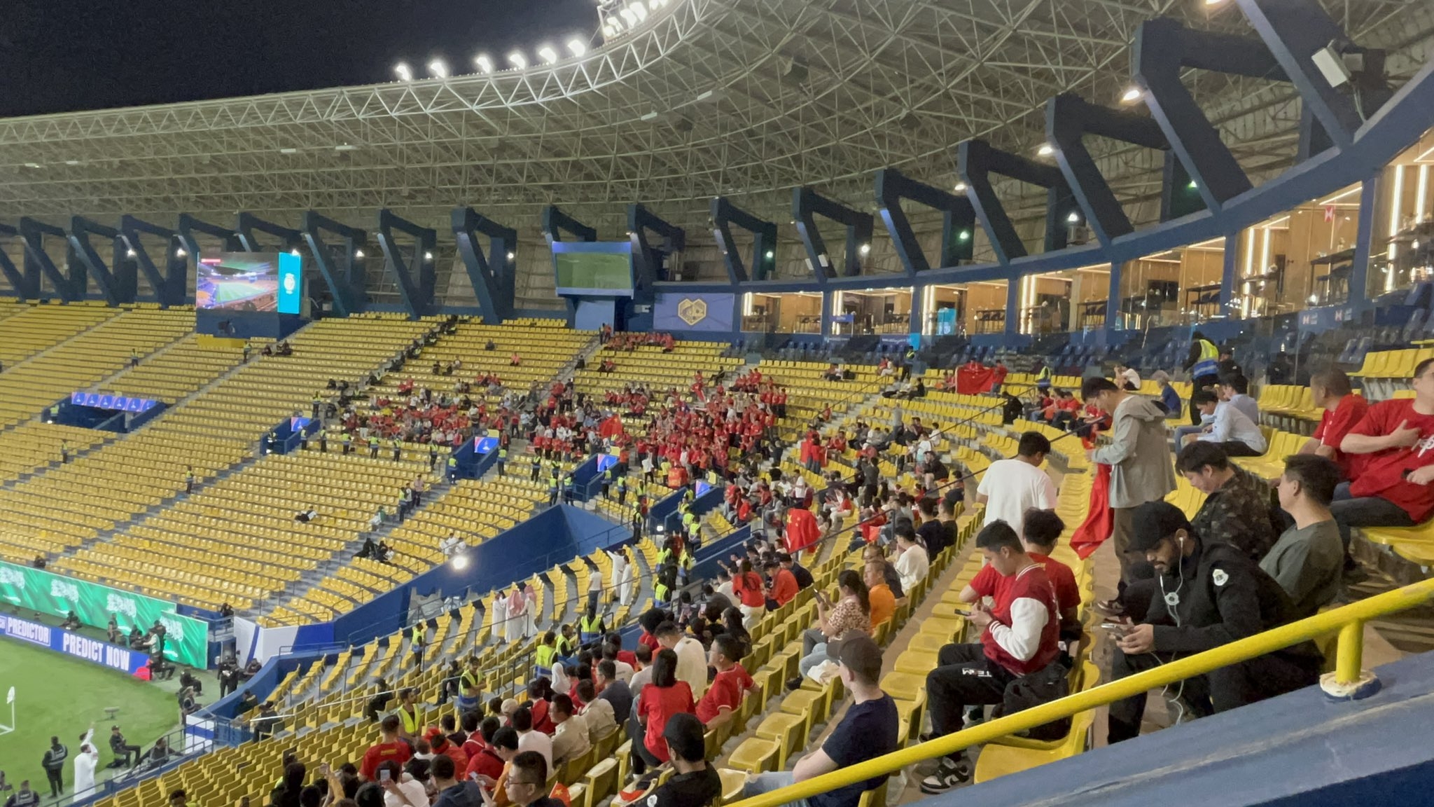  球票已售罄！中國球迷已經(jīng)入場，坐在球場上層沙特球迷區(qū)上方