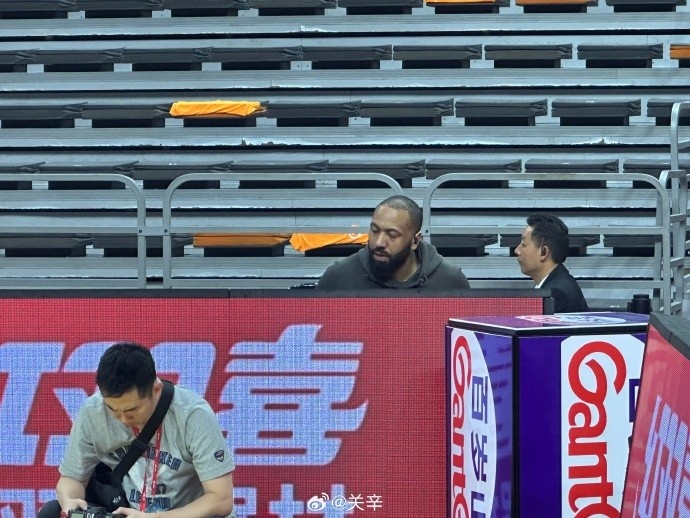  今晚不打？廣東主場(chǎng)迎戰(zhàn)廣廈 吉倫沃特一身便裝現(xiàn)身球館