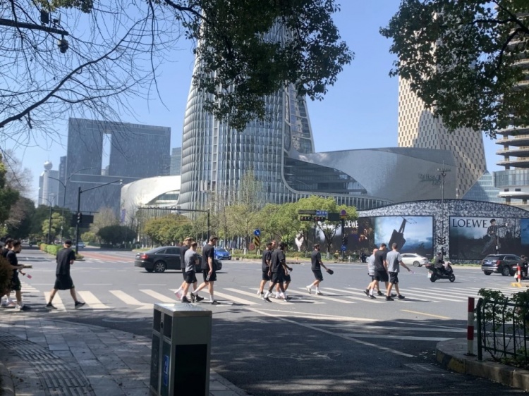  心態(tài)放松，有網(wǎng)友拍到澳大利亞隊早上在萬象城citywalk