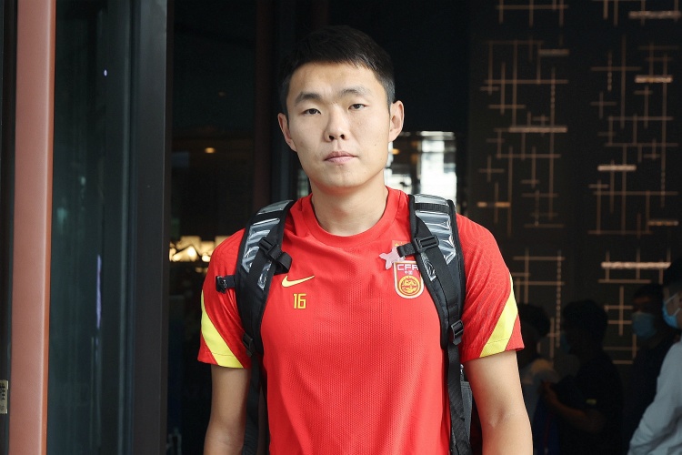  媒體人：國足征召5名邊后衛(wèi)真的有必要嗎？中場堆積眾多8號位