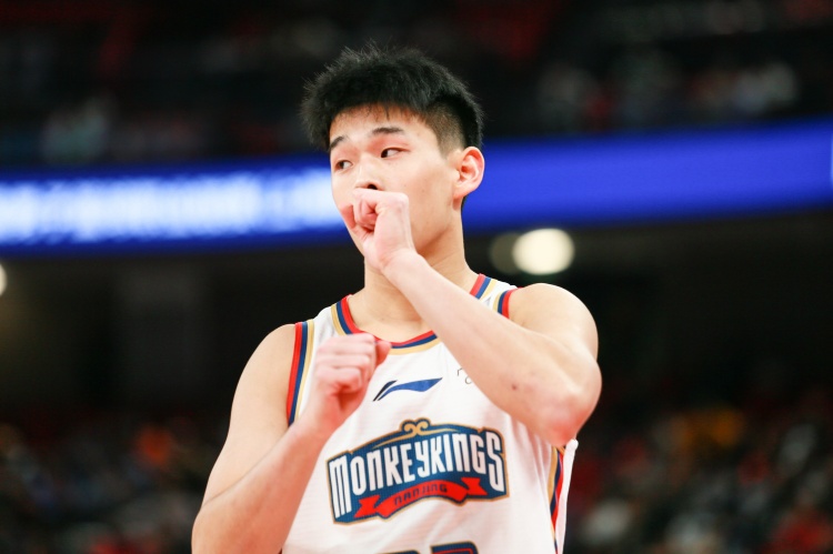  效率太低！林葳25中8&三分10中1拿到19分1板3助2斷 4失誤