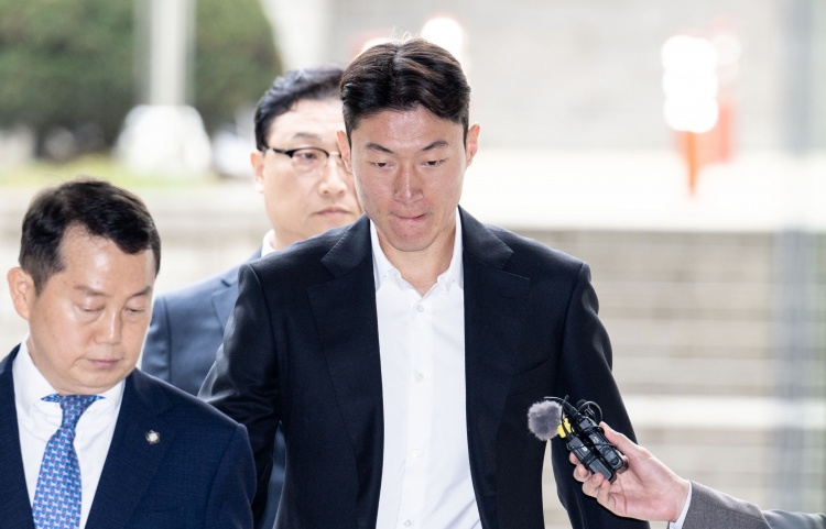  韓國(guó)國(guó)腳黃義助非法拍攝不雅視頻，一審被判有期徒刑1年緩刑2年！
