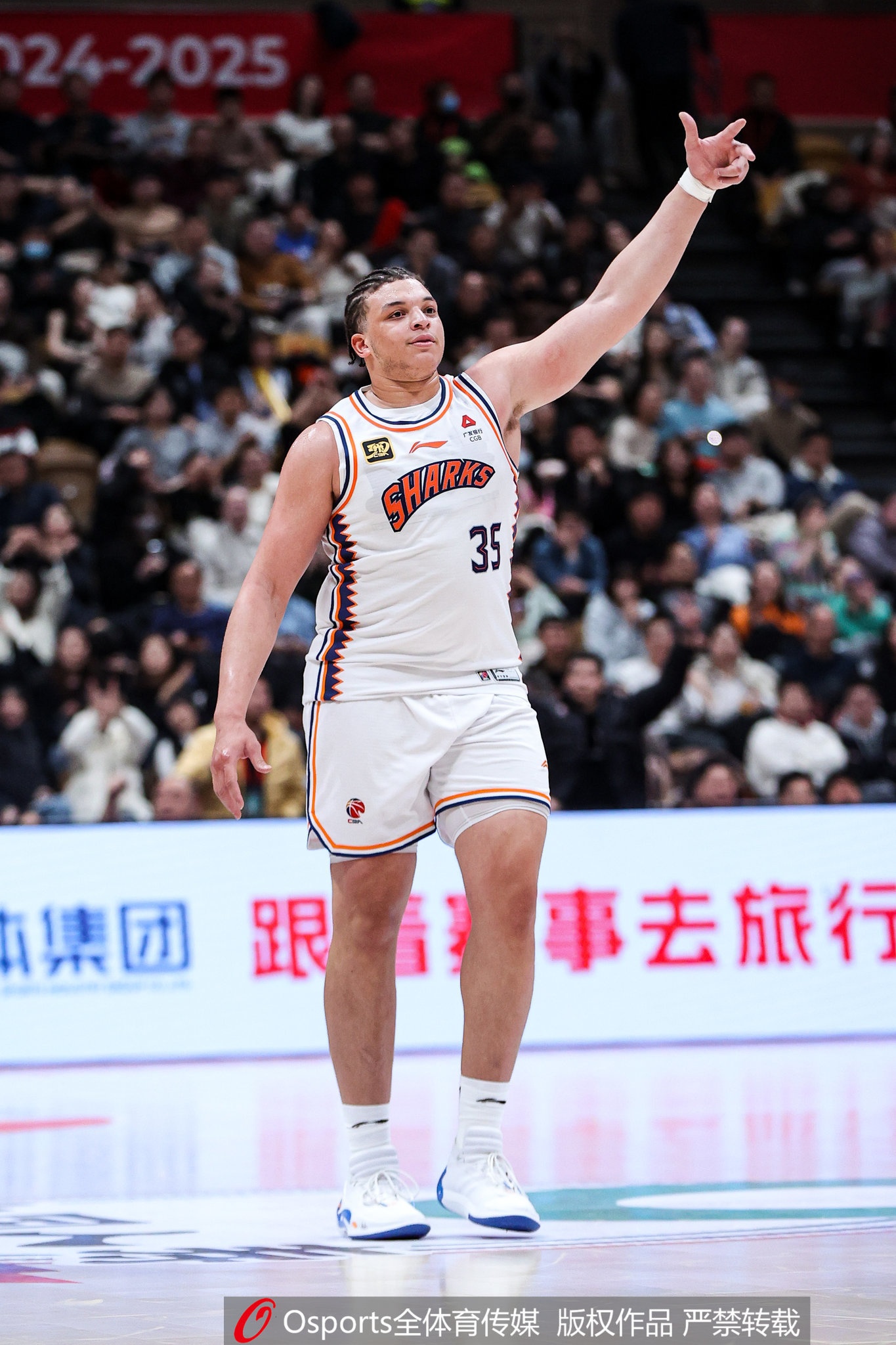  小坦克！洛夫頓上半場9中6砍18分12板3助 4次犯規(guī)是隱患